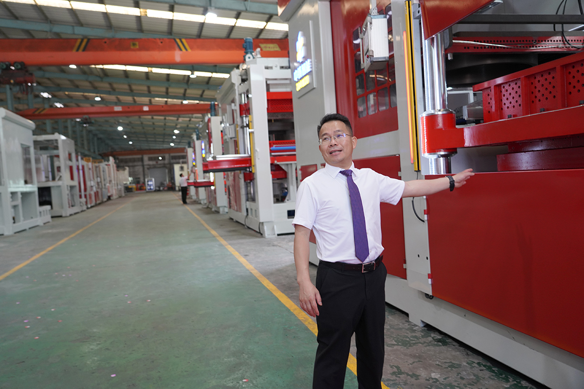 美邦集团董事长卢绍宋介绍中铸造型机