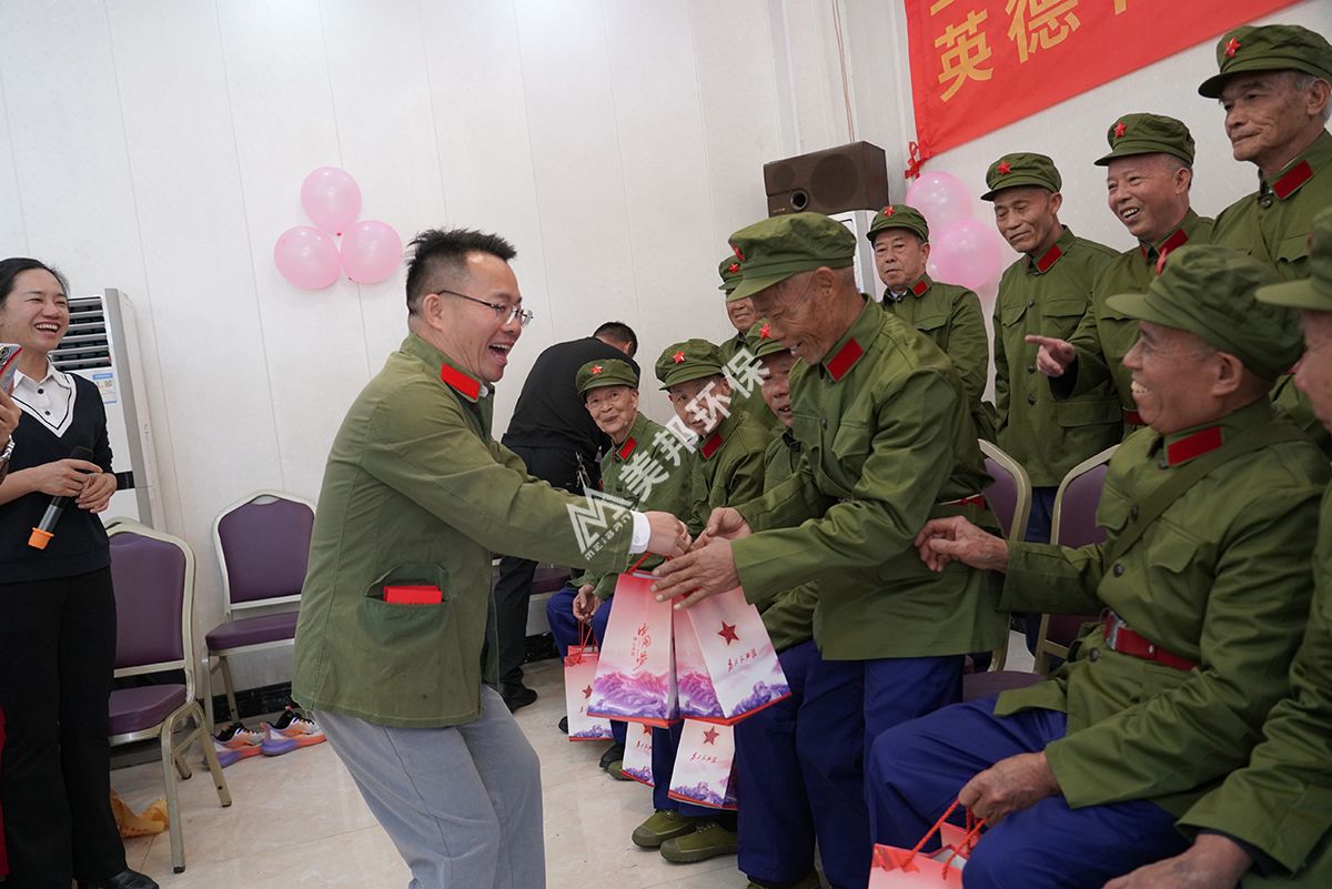 美邦集团董事长卢绍宋先生为退伍老兵发放红纪念品